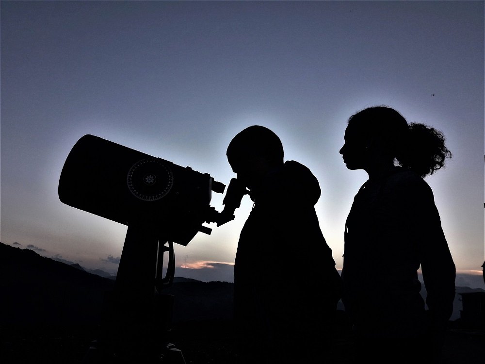 Observació astronòmica amb telescopi i tast de licors pirinencs